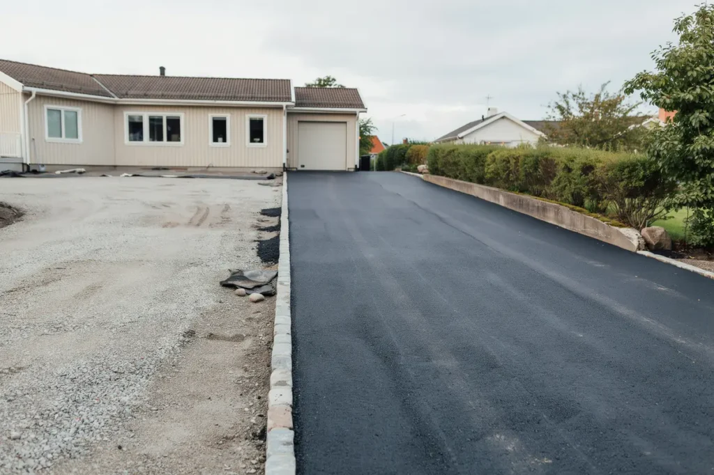 asfaltera garageuppfarten sj lv eller anlita proffs f r och nackdelar f r villa gare