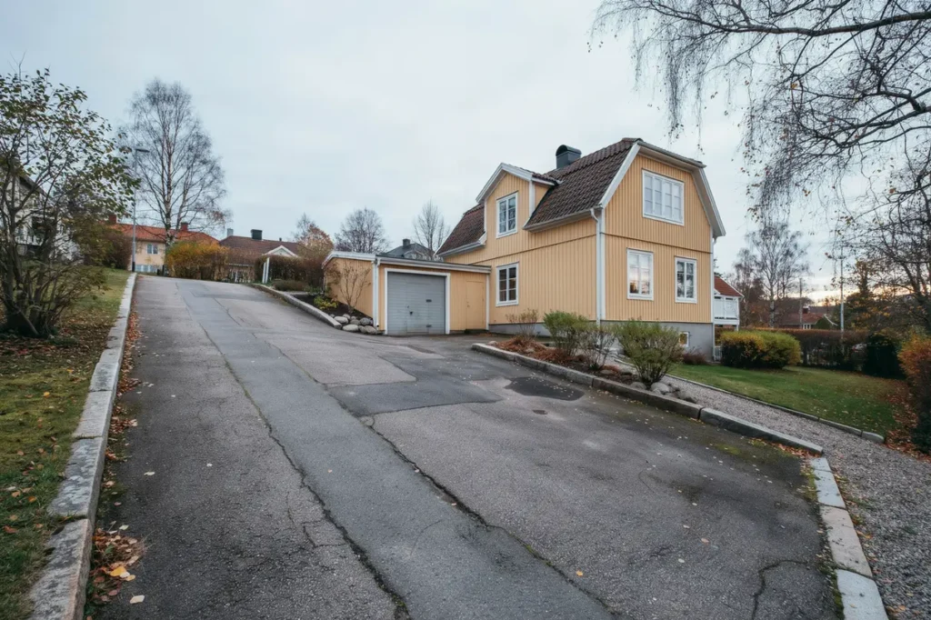 sprickor i asfalten p uppfarten n r r cker lagning och n r r det dags att l gga om